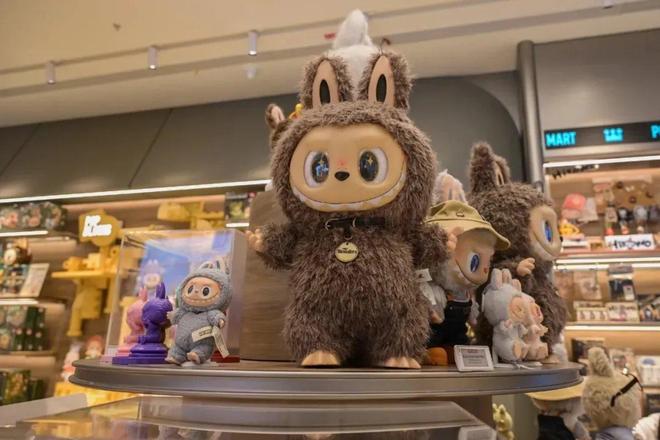 泡泡玛特想做Z世代的硬通货开元ky棋牌当潮玩遇见卡牌(图1)